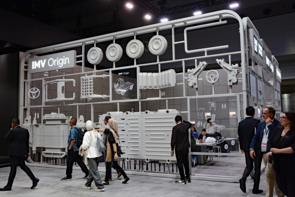 「IMV ORIGIN」と「BANDAI SPIRITS」のコラボブースはブース自体がプラモデルのランナーのようになっており、遊びココロ溢れる作りに。