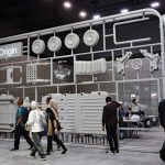 「IMV ORIGIN」と「BANDAI SPIRITS」のコラボブースはブース自体がプラモデルのランナーのようになっており、遊びココロ溢れる作りに。