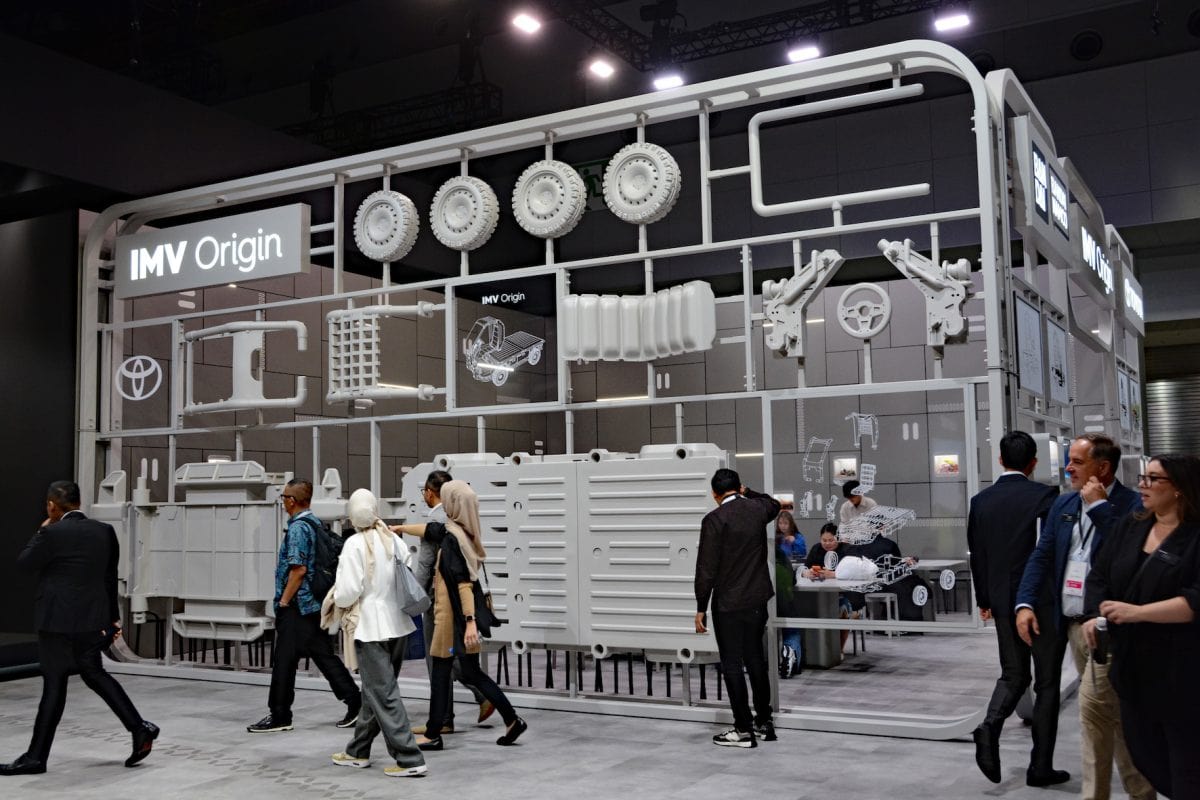 「IMV ORIGIN」と「BANDAI SPIRITS」のコラボブースはブース自体がプラモデルのランナーのようになっており、遊びココロ溢れる作りに。