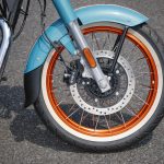 インナーチューブ径41mmの正立式フロントフォークと側面を白くペイントされたホワイトウォール・タイヤ