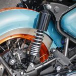 ツインリアショックを採用