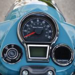 レトロスタイルのスピードメーターとデジタルディスプレイ、そして簡易型ナビゲーションシステムも装備