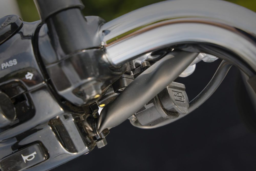 ハンドル下部にはスマートフォン等の充電も可能なUSB-TYPE-Cポートも備える