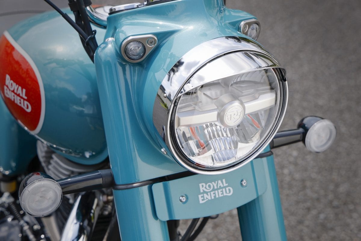 ヘッドライト、ヘッドライト上の2つのパイロットランプもLED