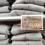 裏にボア素材が施されたパーカーは税抜き¥1,990