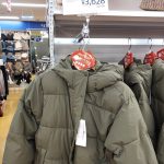 ダウンジャケット風のロング丈の上着も税抜¥3,628