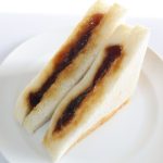 ゼリー状のカラメルとプリンのサンドイッチ