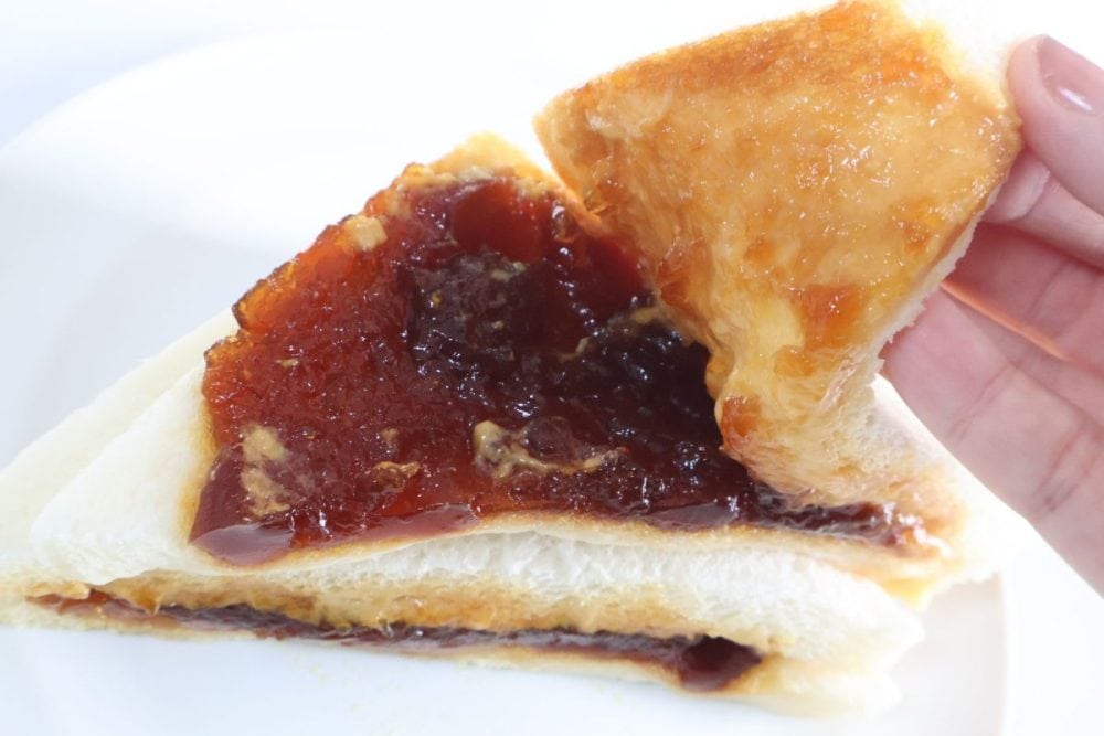 ゼリー状のカラメルとプリンのサンドイッチ