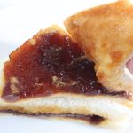 ゼリー状のカラメルとプリンのサンドイッチ