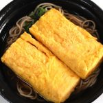 でかすぎるだし巻き玉子が乗っています