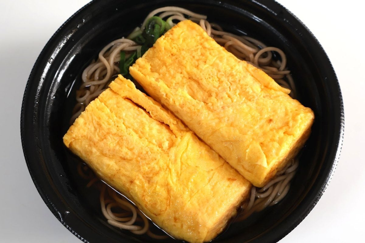 でかすぎるだし巻き玉子が乗っています