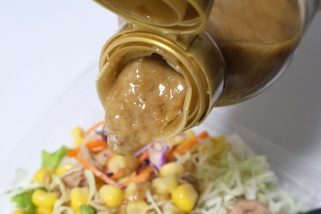 【ドンキの悪魔的調味料】売上No.1「ミックスナッツ」が濃厚すぎるドレッシングに!? ごまドレより旨いかも?豚しゃぶも野菜も無限に食べられる!