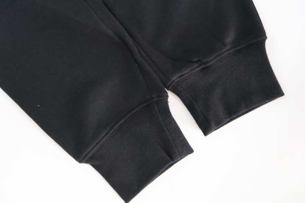 裾がすぼまっている