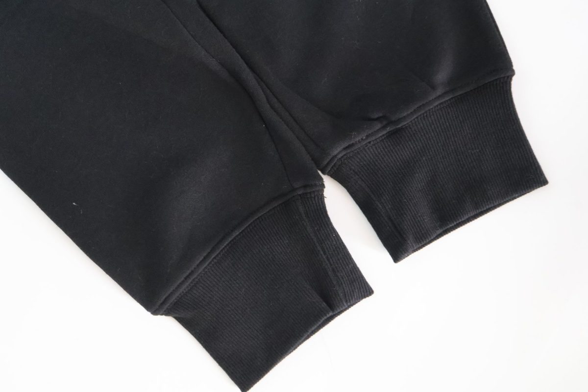 裾がすぼまっている