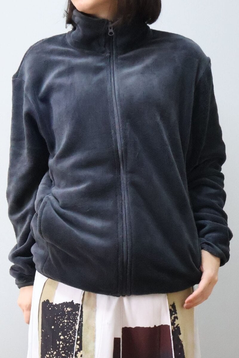 部屋着としても外出時のアウターとしてもどちらもOKなデザイン