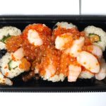 たっぷりすぎるほどいくらと海老がトッピングされている