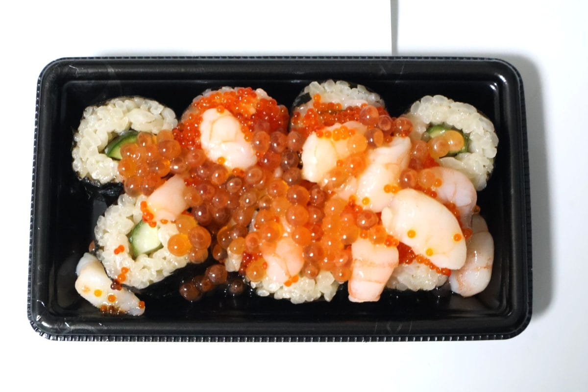 たっぷりすぎるほどいくらと海老がトッピングされている