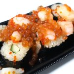 たっぷりすぎるほどいくらと海老がトッピングされている