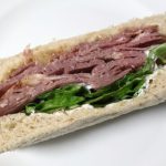 薄切りローストビーフが層になっていて食べやすい!