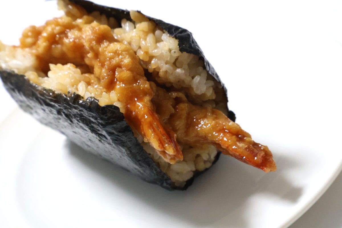 はみ出すほどの海老天が2本も!