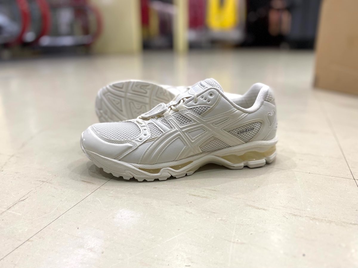 争奪戦必至の白スニーカー】韓国モードとランシューの最強融合！ASICS