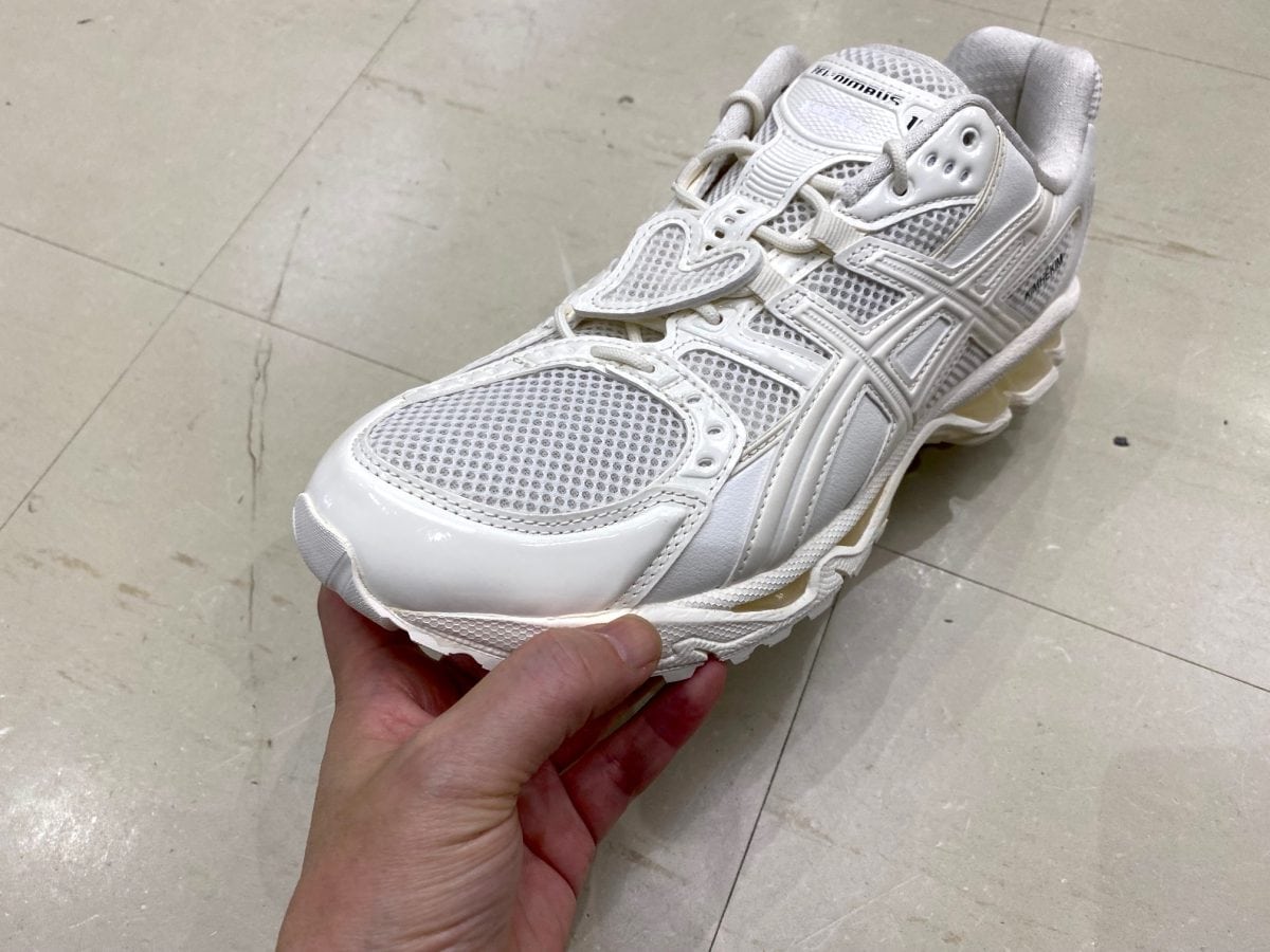 争奪戦必至の白スニーカー】韓国モードとランシューの最強融合！ASICS