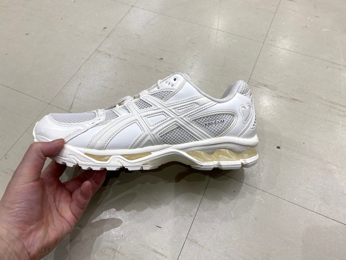 争奪戦必至の白スニーカー】韓国モードとランシューの最強融合！ASICS