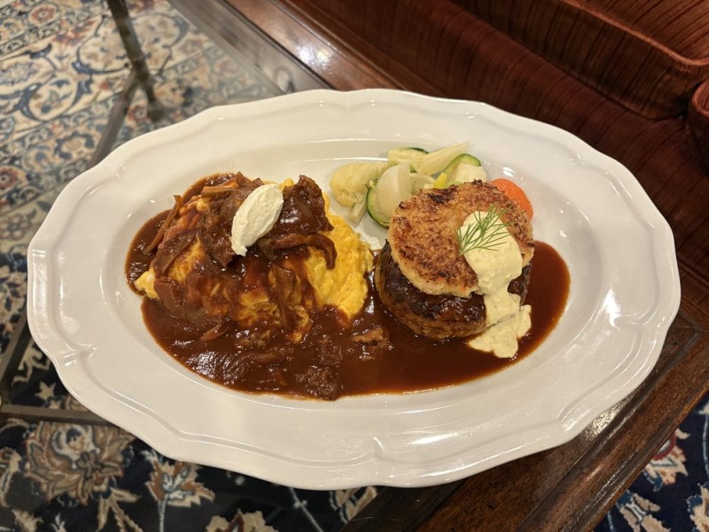 ロイヤルホスト　オムライス〜国産牛のハッシュドビーフソース〜&クラブケーキのせ黒×黒ハンバーグ