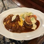 ロイヤルホスト　オムライス〜国産牛のハッシュドビーフソース〜&クラブケーキのせ黒×黒ハンバーグ