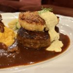 ハンバーグの上にのっているのは、国産紅ずわい蟹のクラブケーキ