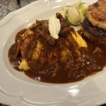 国産牛のコクとうま味がたっぷり詰まった自社製ハッシュドビーフソースが、オムライスにかけられている