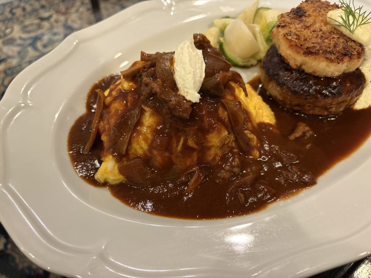 国産牛のコクとうま味がたっぷり詰まった自社製ハッシュドビーフソースが、オムライスにかけられている