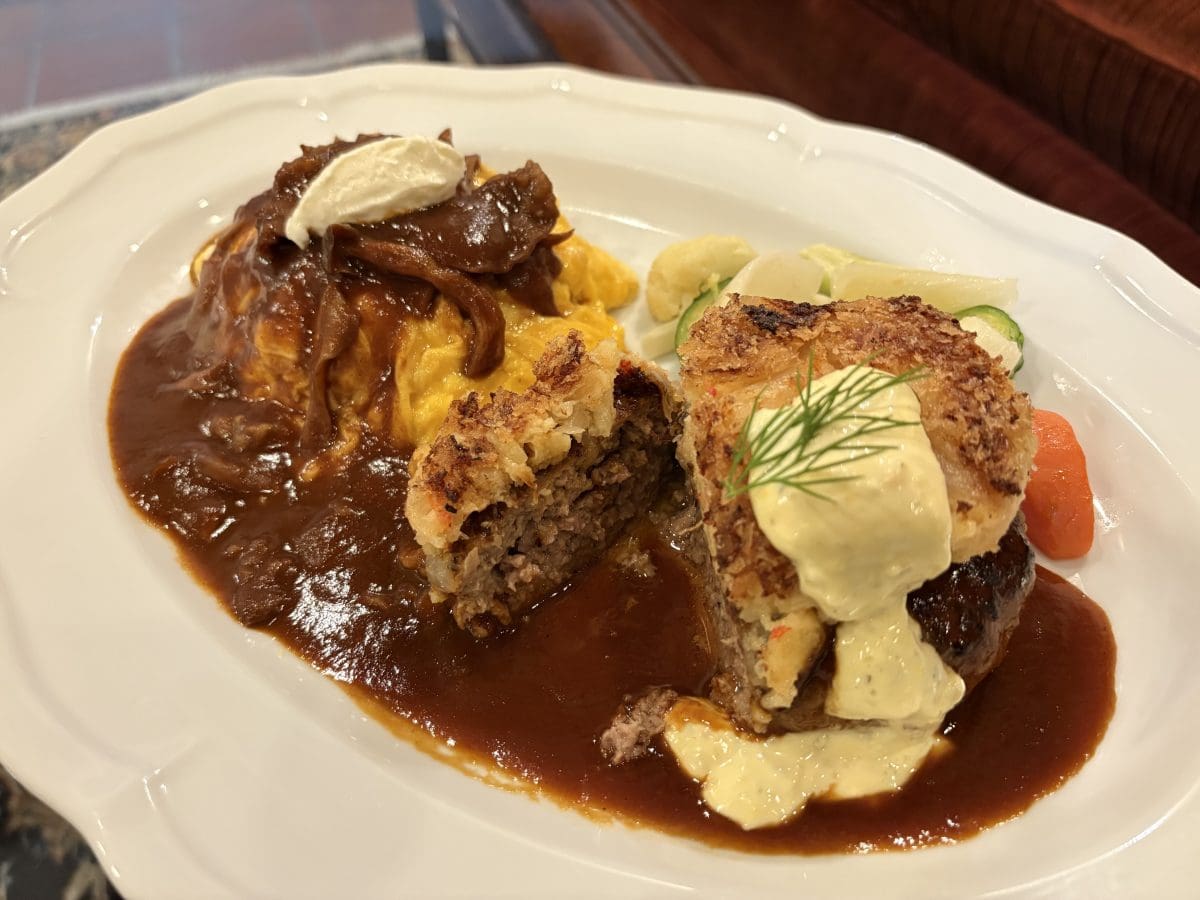 ジューシーなお肉に、カリほくなクラブケーキ&hellip;&hellip;食べ応えも抜群なのが、嬉しいポイント