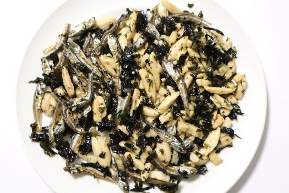 ザバン海苔アーモンド小魚をすべてお皿に出したところ