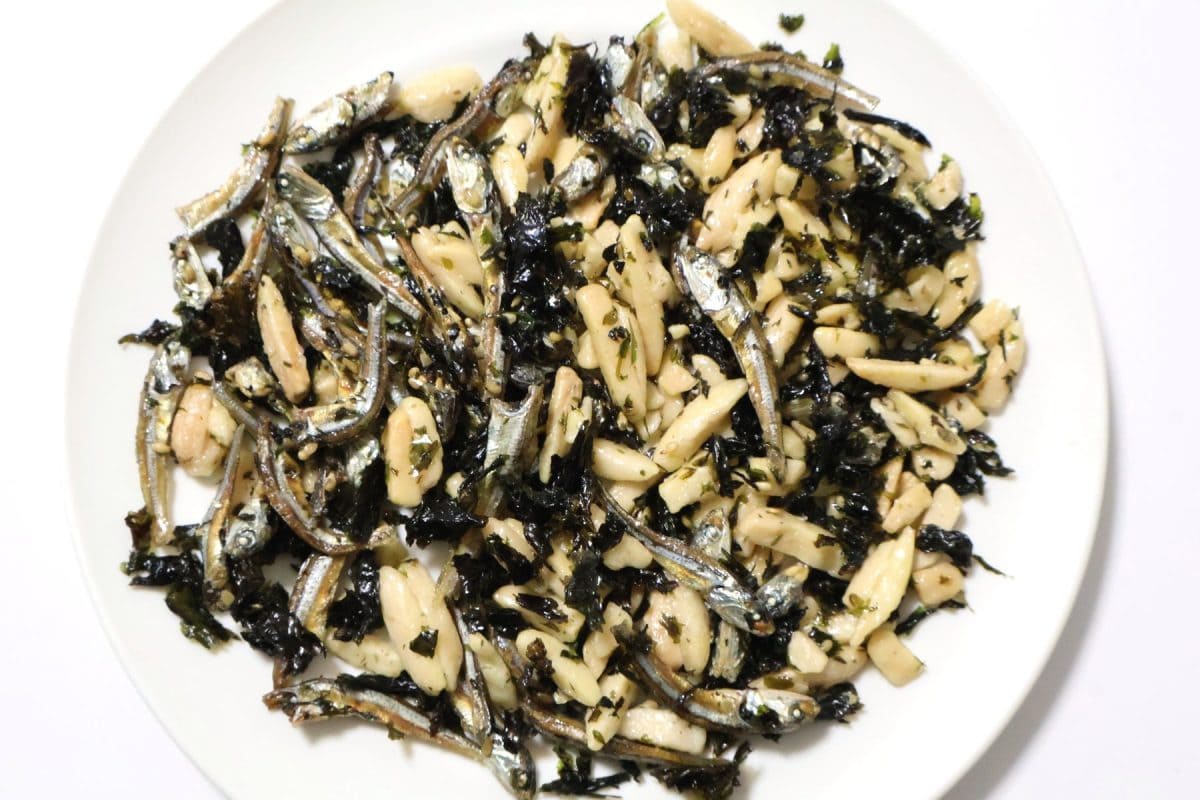 ザバン海苔アーモンド小魚をすべてお皿に出したところ