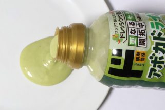 【ドンキ】色はヤバいが…味はまともすぎる!? 緑の「アボカドライムドレッシング」が想像を裏切る完成度だった