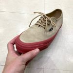 アッパーには、毛足の短いプレミアムスウェードを使用