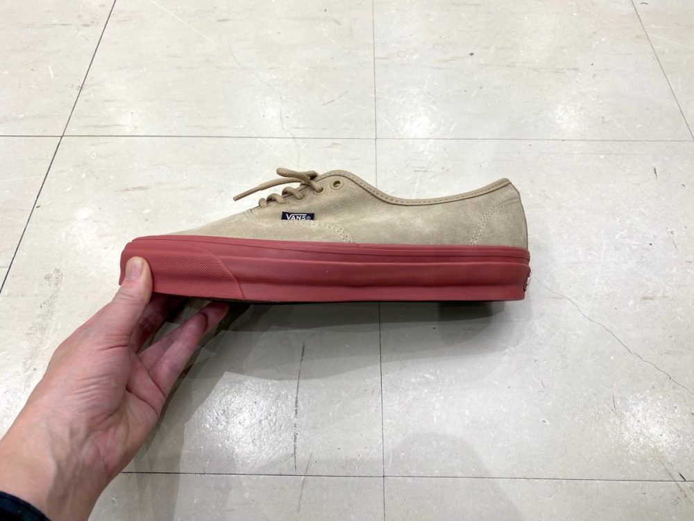 見た目に程よい深みがあり、光の当たり方によって表情が変わるのも魅力