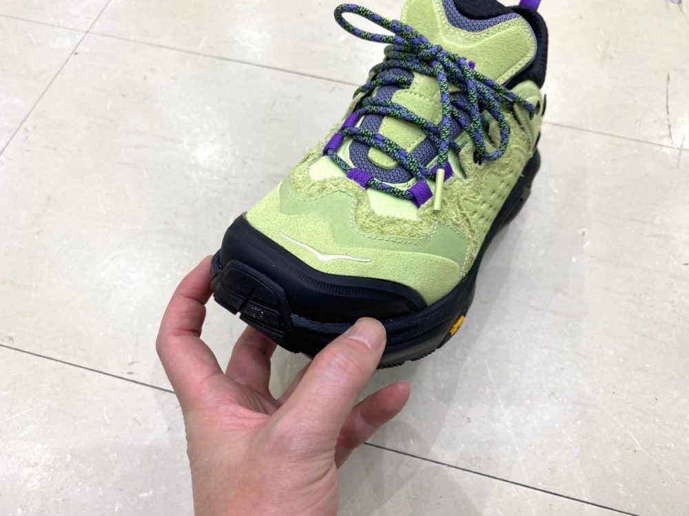 エッジ部分は面取りされ、重たく見えがちなハイクシューズでありながら、すっきりと洗練された印象に仕上げられている