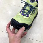 エッジ部分は面取りされ、重たく見えがちなハイクシューズでありながら、すっきりと洗練された印象に仕上げられている