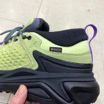 アキレス腱に沿ったヒールカラーの形状が、砂利や小石の侵入を防ぎ、歩行中のストレスを軽減