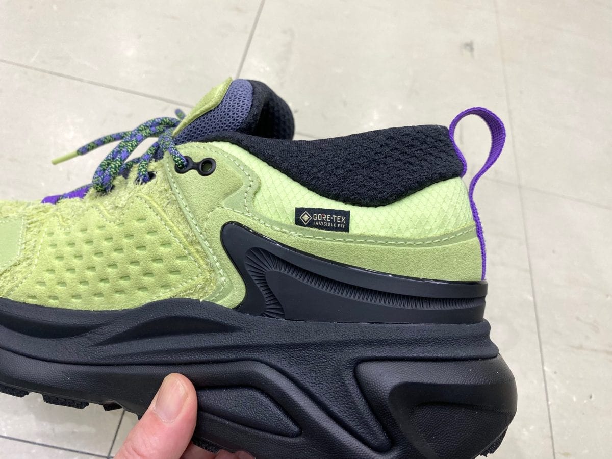 アキレス腱に沿ったヒールカラーの形状が、砂利や小石の侵入を防ぎ、歩行中のストレスを軽減