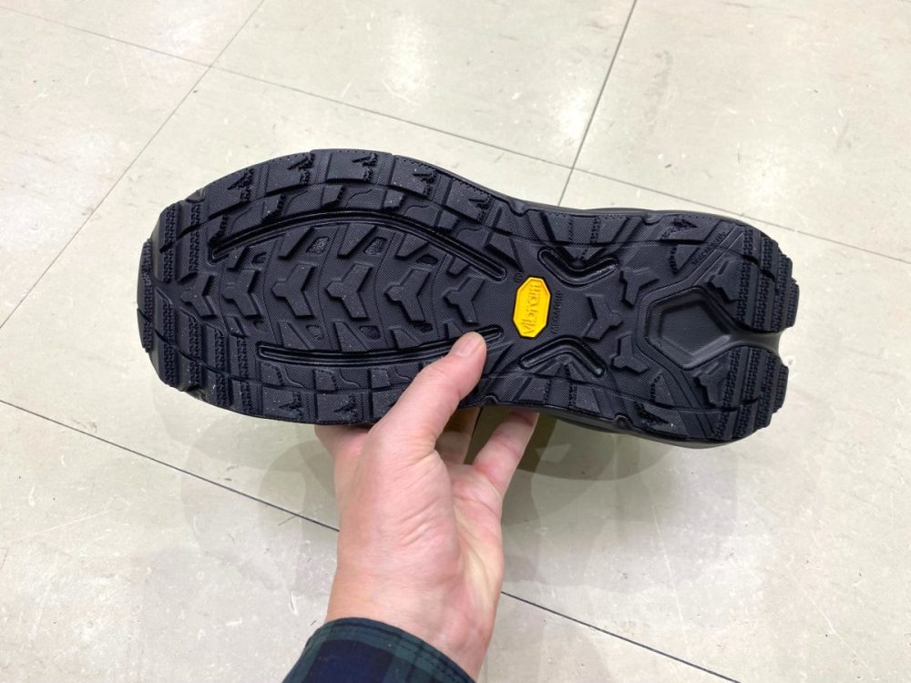 アウトソールには、あらゆる路面で高いグリップ力を発揮する「Vibram® MEGAGRIP」を搭載
