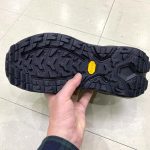 アウトソールには、あらゆる路面で高いグリップ力を発揮する「Vibram® MEGAGRIP」を搭載