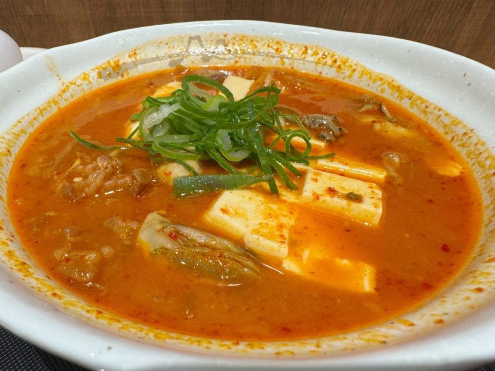 牛豆腐キムチチゲと同様に、鮮やかな赤色のスープの中には、松屋自慢の牛肉、大ぶりの絹ごし豆腐、そしてキムチ、青ねぎが入っています