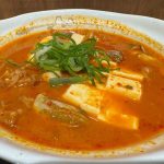 牛豆腐キムチチゲと同様に、鮮やかな赤色のスープの中には、松屋自慢の牛肉、大ぶりの絹ごし豆腐、そしてキムチ、青ねぎが入っています