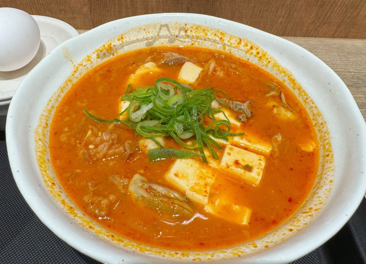 松屋の冬の風物詩が進化して登場！新作「牡蠣入り牛豆腐キムチチゲ」は1080円の価値アリ！？実食レポート