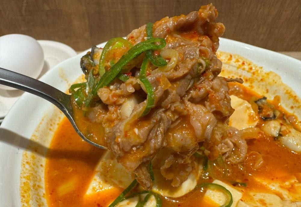 牛肉・キムチ・豆腐など具材たっぷり