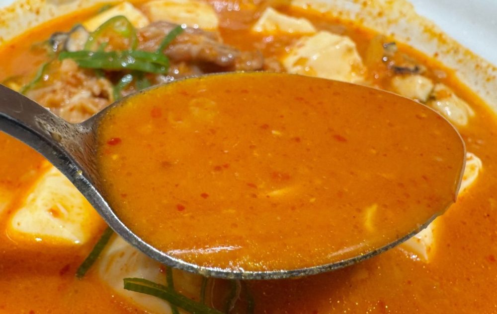 牡蠣から染み出た旨みはチゲスープの辛みにたっぷりと溶け込んでおり旨味はマシマシ！