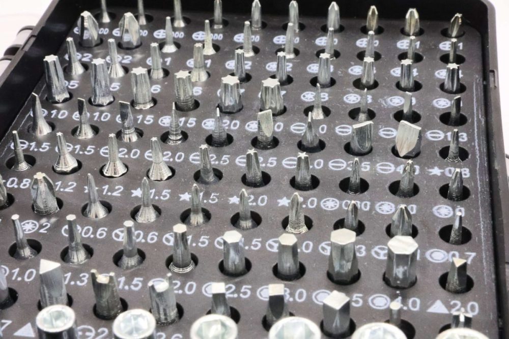 「115-in-1 精密ドライバーセット」Haulの87円のモノはビットが短いため、溝に埋まってしまい取り出しにくい